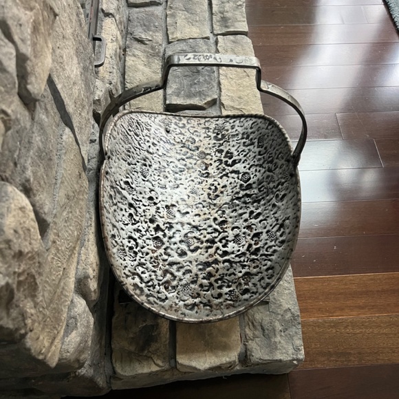 Vintage Hammered Metal Fireplace Log Holder - Picture 2 of 10